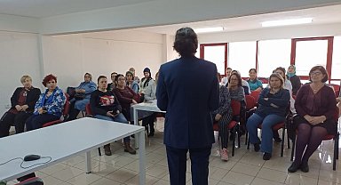 İzmir Konak'ın arka sokaklarındaki kadınlara 'madde bağımlılığı' eğitimi