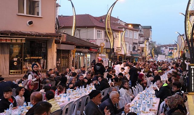 İzmit'in halk iftarına Kuruçeşmeliler akın etti