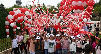 Karabağlar'da binlerce çocuk şenlikte buluştu