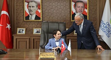 Koltuğunu minik depremzede Kağan'a teslim etti