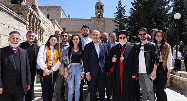 Mardin Valisi Mahmut Demirtaş'tan Süryanilere kutlama