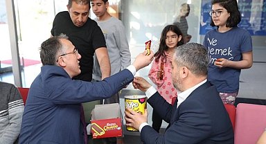 Mehmet Savran depremzedelerle bayramlaştı