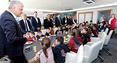 Narlıdere'de minik öğrencilerden Başkan Amca'ya ziyaret