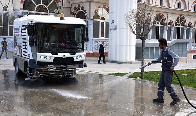 Selçuklu'da camiler ve çevreleri gül suyuyla yıkandı