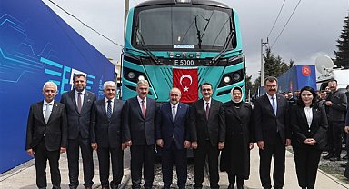 Türkiye’nin ilk yerli elektrikli ana hat lokomotifi raylara indi