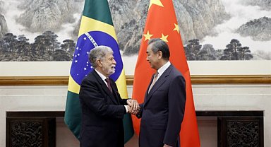 Wang Yi, Brezilya devlet başkanı başdanışmanıyla bir araya geldi