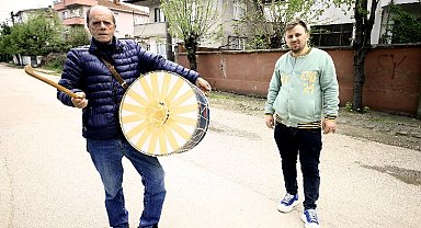 Yenişehirli davulcu bayram geleneğini bozmadı