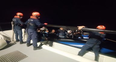 16 Düzensiz Göçmen İzmir'de Kurtarıldı