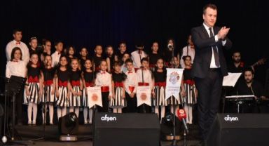 Afyonkarahisar Belediyesi Çocuk Korosu 'Bahar Şarkıları' konserinde büyük beğeni topladı.