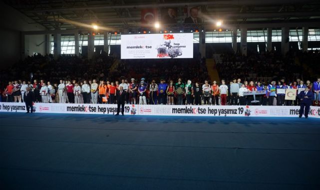 Afyonkarahisar'da 19 Mayıs gençlik ve spor bayramı coşkusu yaşandı.