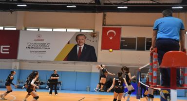 Afyonkarahisar'da Yıldız Kız-Erkek voleybol yarı final müsabakaları sona erdi.