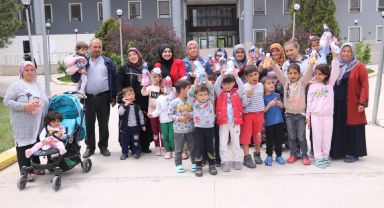 Afyonkarahisar Meslek Lisesi Öğrencileri Yaptıkları Bebekleri Depremzedelere Hediye Etti