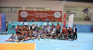 Afyonkarahisar Okul Sporları'nda futsal müsabakaları sona erdi, İstek Koleji ve Çayırbağ Ortaokulu şampiyon oldu.