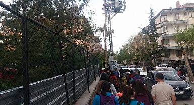 Afyonkarahisar'da okul yolunda büyük tehlikede!