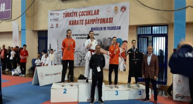 Afyonkarahisarlı sporcular Türkiye Karate Şampiyonasında birinci oldu.