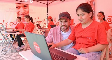 Aras Bulut İynemli Kahramanmaraşlı çocuklarla buluştu