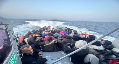 Ayvalık'ta 26 düzensiz göçmen yakalandı.