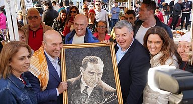 Başkan Soyer'e mozaik Atatürk Portresi