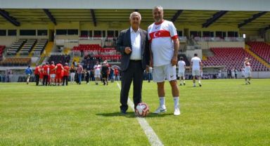 Başkan Zeybek, Şöhretler Karması Futbol Maçında Sahaya Çıktı