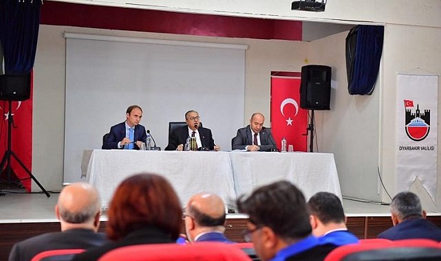 Diyarbakır Valisi Hazro'da muhtarlar ile bir araya geldi