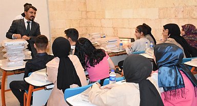 Diyarbakır'da Akademi Lise öğrencileri kitap setlerine kavuştu