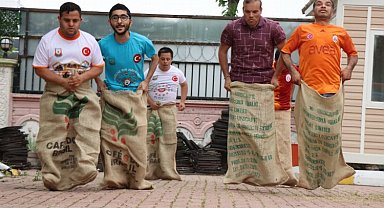 Engelleri mutlu olarak aşıyorlar