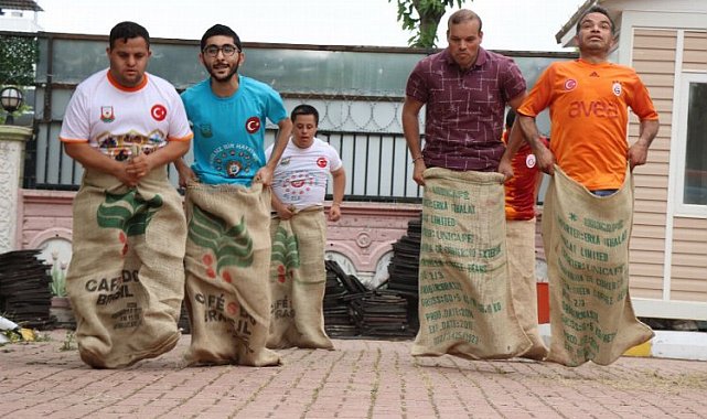 Engelleri mutlu olarak aşıyorlar