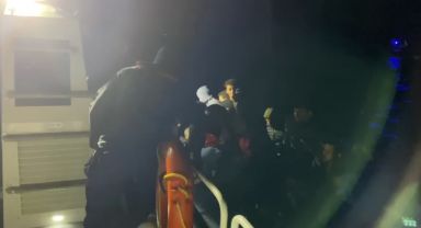 Foça'da Sahil Güvenlik gemisi düzensiz göçmenleri yakaladı.