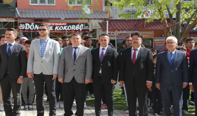 Gençlik Haftası başladı: İlçe Gençlik ve Spor Müdürlüğü Atatürk Anıtına çelenk sundu.
