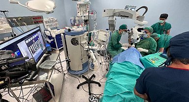 Göz hekimleri canlı yayında ameliyat yapacak