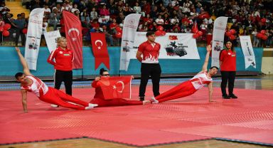 Işıkkent Spor Salonu'nda 19 Mayıs Atatürk'ü Anma, Gençlik ve Spor Bayramı kutlandı.