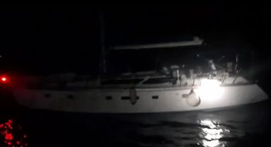İzmir açıklarında 55 düzensiz göçmen ve 2 kaçakçı yakalandı.