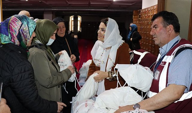 İzmit Belediyesi'nden hacı adaylarına hediyeli uğurlama