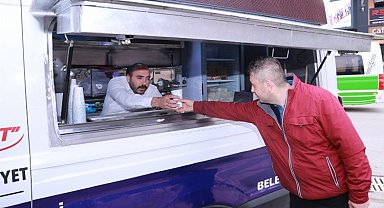 İzmit'ten servis bekleyen emekçilere ikram