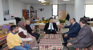 Kaymakam Bilici, Emirdağ İlçe Halk Kütüphanesini ziyaret etti.