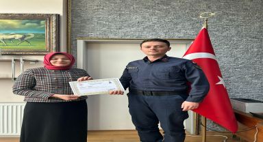 Kaymakam Esra ARITÜRK, Jandarma Astsubay Kıdemli Üstçavuş Uğur Can KÖYLÜ'yü ödüllendirdi.