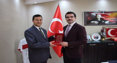 Kaymakam Harun Reşit HAN, Emekli SYDV Personeli Nevzat Pamukçu'ya Teşekkür Plaketi Verdi.