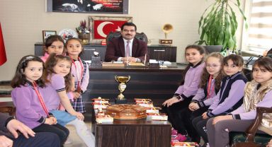 Kaymakam Harun Reşit HAN, Şuhut Kurtuluş İlkokulu cimnastik takımını tebrik etti.