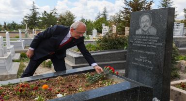Kemal Kılıçdaroğlu, Neşet ve Muharrem Ertaş'ın mezarlarını ziyaret etti