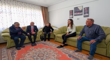 Kılıçdaroğlu, öğretmeni Mehmet Uğur'u evinde ziyaret etti.