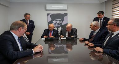 Kılıçdaroğlu ve Özdağ, Cumhurbaşkanlığı seçimlerinde işbirliği yapacaklarını açıkladılar.