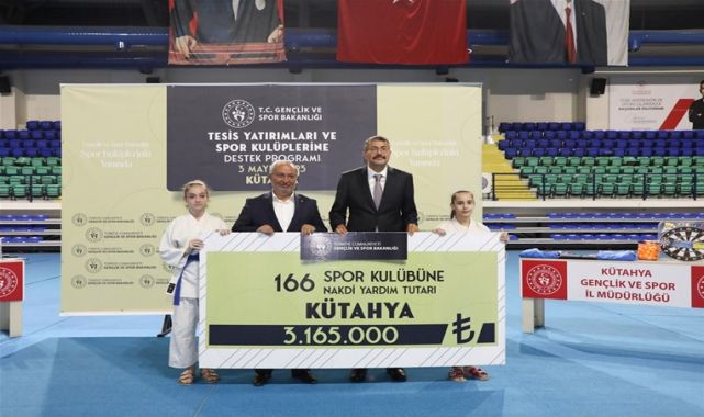 Kütahya'da 166 spor kulübüne 3 milyon 165 bin TL nakdi yardım yapıldı.