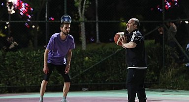 Mustafa Varank'tan gece yarısı basketbol şov