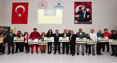 Uşak'taki Spor Kulüplerine Nakdi Yardım ve Malzeme Töreni Düzenlendi