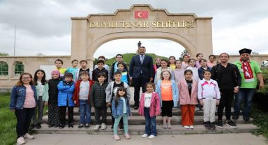 Vali Ali Çelik, Dumlupınar'daki Diorama Müzesi ve Gençlik Merkezi inşaatını inceledi.