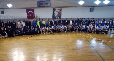 Yalvaç'ta düzenlenen Voleybol Mahalli Ligi Turnuvası'nın ödül törenine Kaymakam Haluk ŞİMŞEK katıldı.