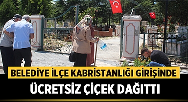 Afyonkarahisar'da Bu Belediye Kabristanlığın Girişinde Ücretsiz Çiçek Dağıttı