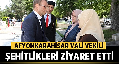 Afyonkarahisar Vali Vekili ve Protokol Üyeleri Şehitlikleri Ziyaret Etti