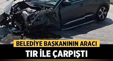 AK Parti Belediye Başkanı Güvenir'in Aracı Tır İle Çarpıştı, Yaralandı