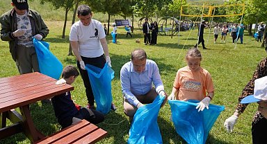 Beylikdüzü'nde çocuklar kıyıda sahil temizliği yaptı